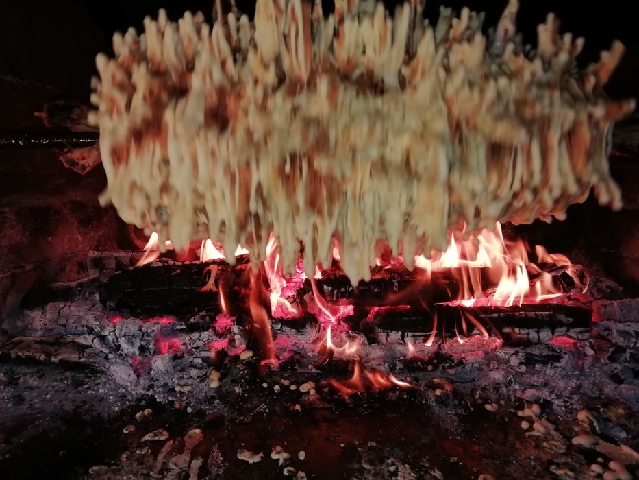 Sękacz pieczony na ogniu drewnie olszowym