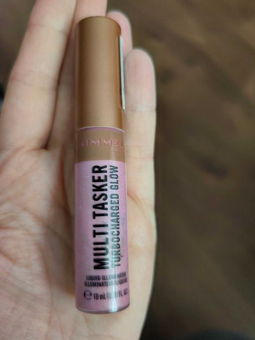 Rozświetlający róż w płynie Nowy