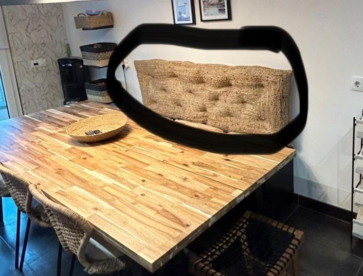 Cabeceira de cama utilizada como costas de banco comprido