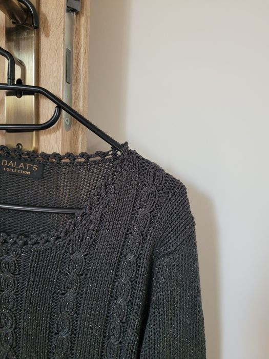 Sweterek ze złotą nitką