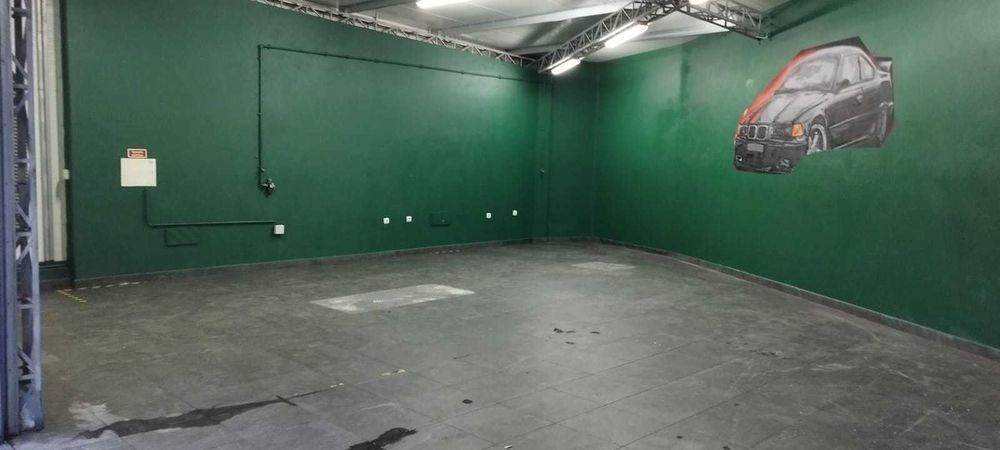 Alugo espaço com 112m2 de armazém e 200m2 de parque