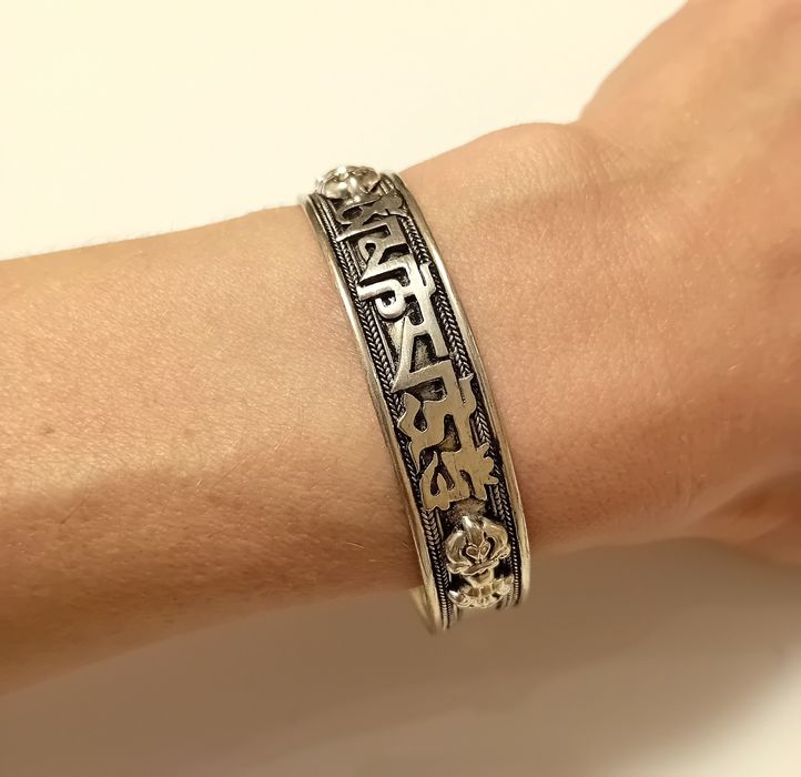 Bransoletka tybetańska z mantrą .
