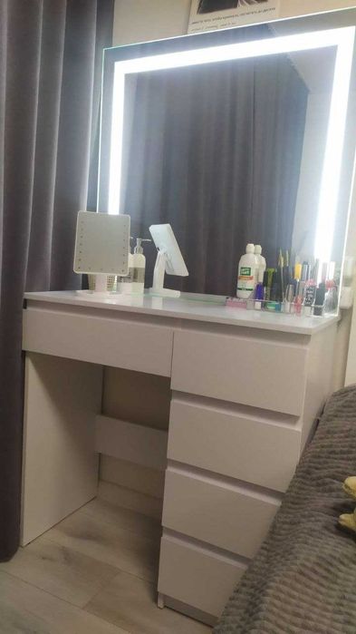 Макияжное, визажное зеркало, стол бровиста.Туалетный, гримерный столик ...