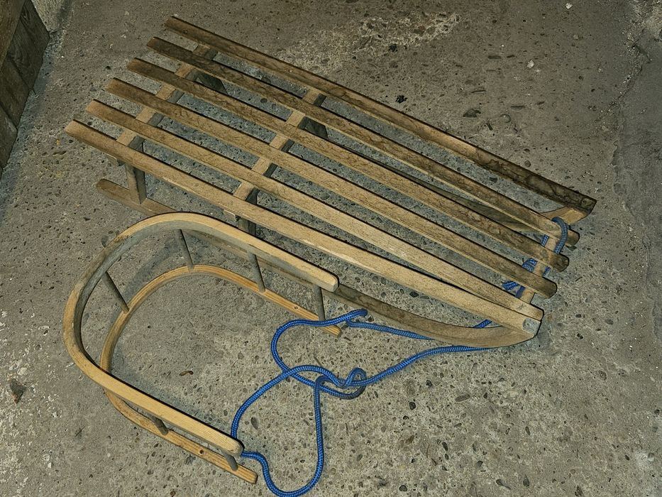 Sanki drewniane z oparciem