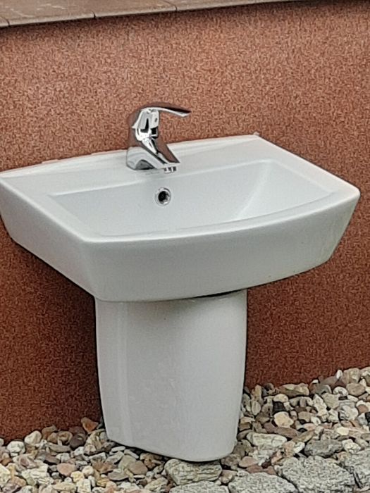 Umywalka CERSANIT z półpostumentem i baterią GROHE.