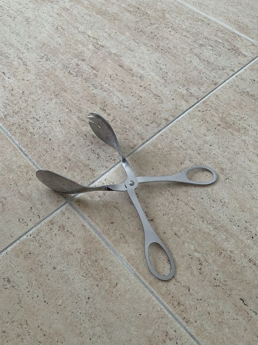Colheres de pau, concha, sacos congelamento, marmita, copo com tampa, pega de forno - tesoura de salada - separador de talheres - dou 0€