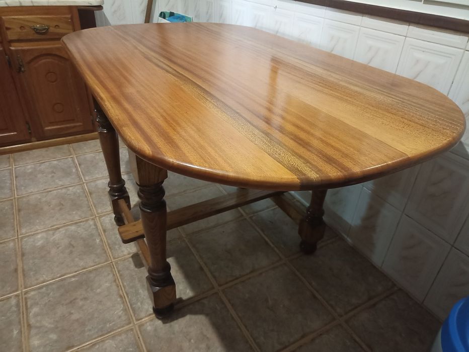 Mesa de cozinha em madeira