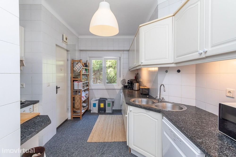 Apartamento T3 com sótão e terraço de utilização exclusiva - Av. de Ma