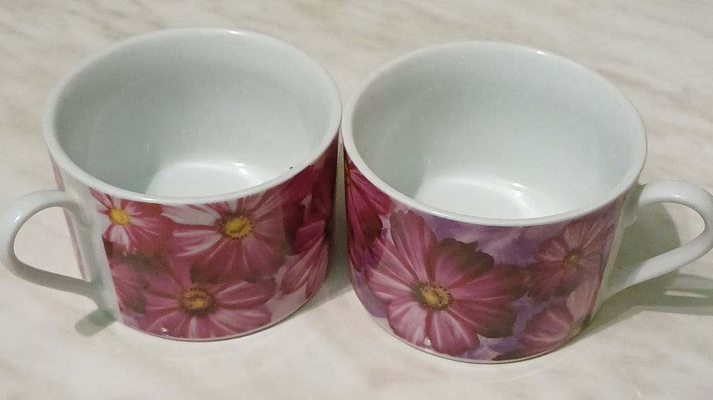 Две одинаковые белые кружки с цветочным принтом.
Кружки украшены крупн