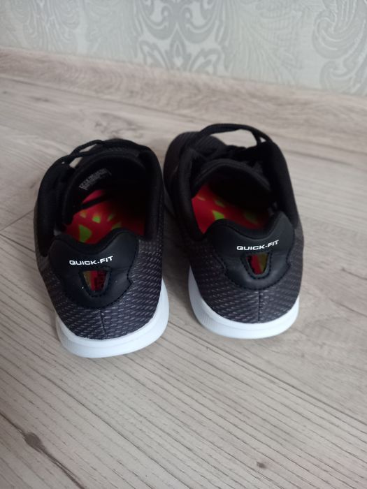 Продам кроссовки Skechers