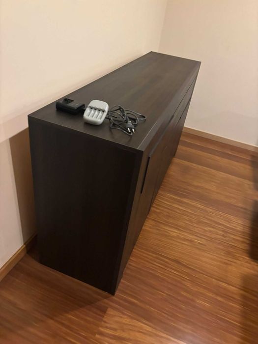 APARADOR MODERNO em tom de madeira escura