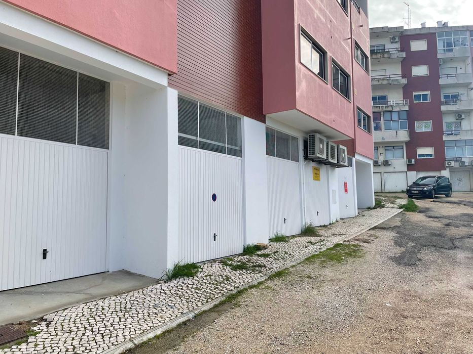 Garagem em muito bom estado e local priveligiado