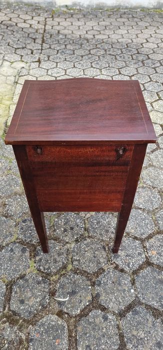 Mesinha cabeçeira classica