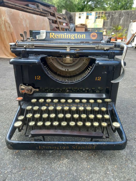 Máquina de escrever antiga Remington N12