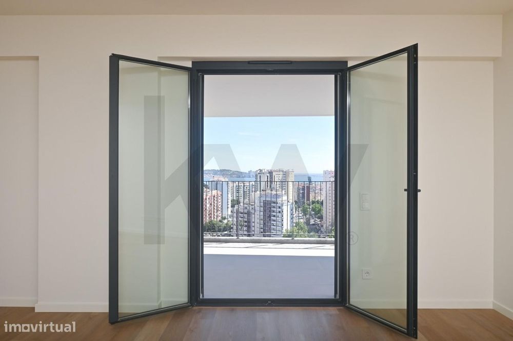 T4 Apartment with 289 m² on the 11th Floor of VISTA MIREAR, Miraflores, Featuring a Terrace and Garage