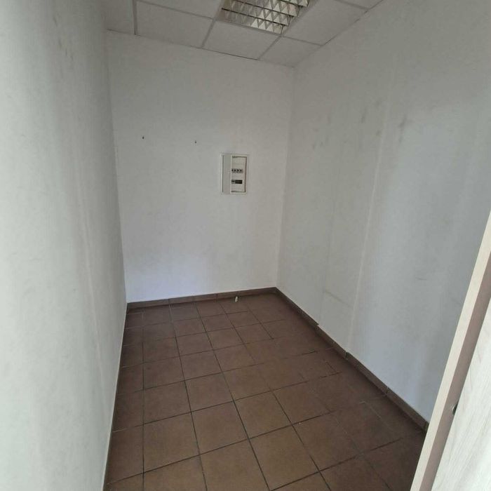Lokal wysoki, witryny, skrzyżowanie świetlne