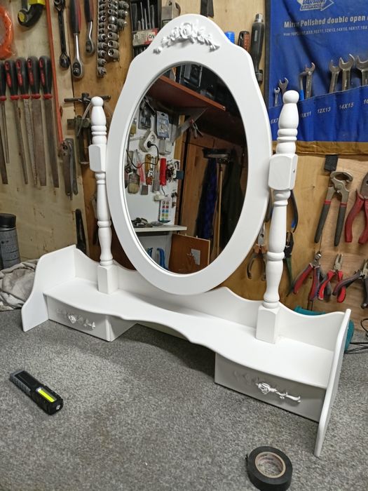 Toaletka biała z szufladkami