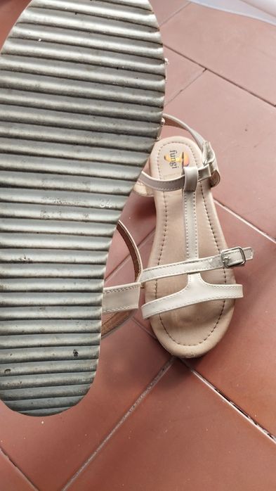 Sandálias Brancas Fungi tamanho 34