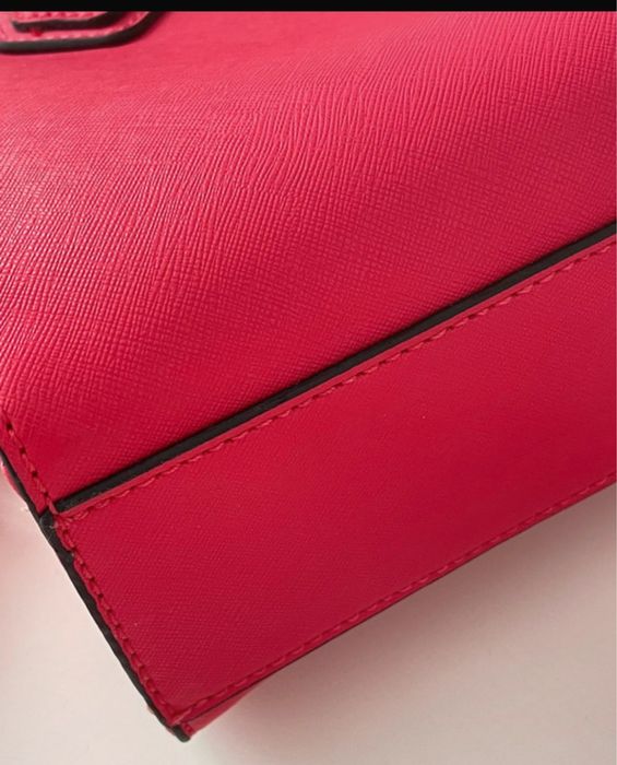 Mala rosa para usar a tiracolo ou na mao da Guess
