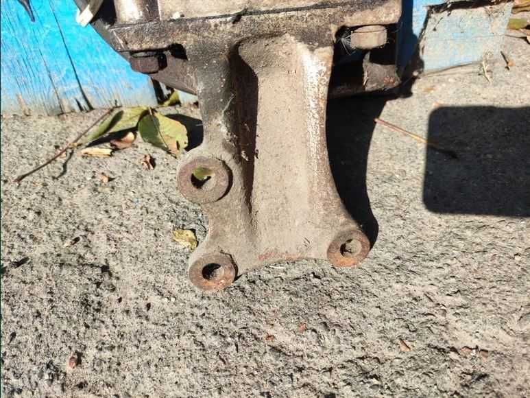 Компрессор А29.03.000 зі шківом і кронштейном (ЮМЗ, ГАЗ 66, ПАЗ 3205)