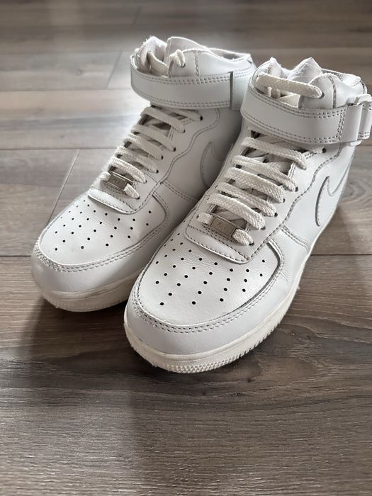 Белые кожаные кроссовки Nike Air Force 1 Mid.