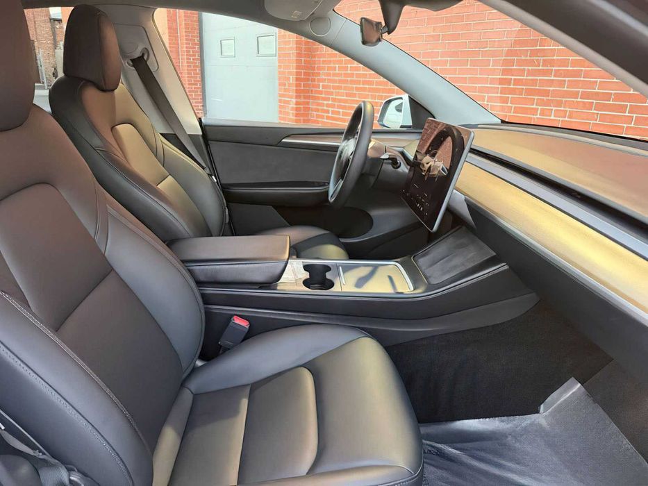 Tesla Model Y Long Range      2023