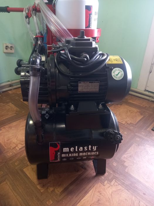 Вакуумна установка масляного типу Меласті на 2 підвісні, доїльний апар