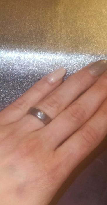 Nowoczesne obrączki tytanowe, fazowane z cyrkonią