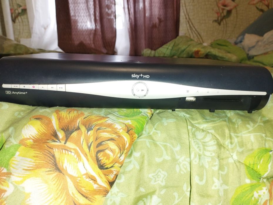 Спутниковый ресивер для ТВ SKY + HD SATELLITE RECEIVER BOX 500GB AMSTR