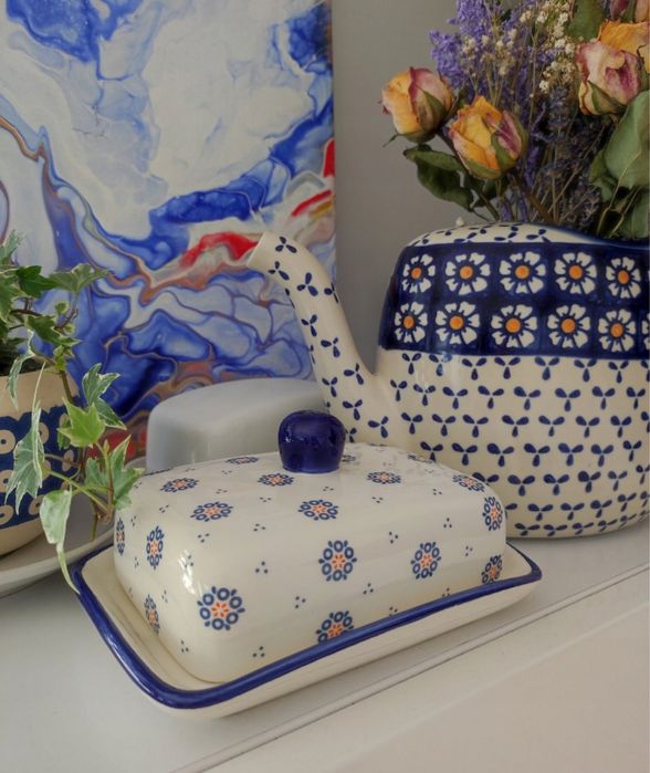 Maselniczka ceramiczna z pokrywką biało-niebieska