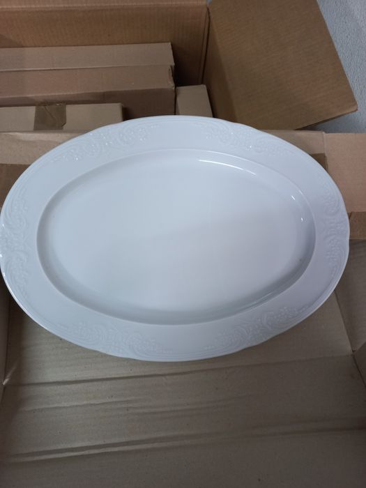 5 caixas cheias de conjunto de loiça