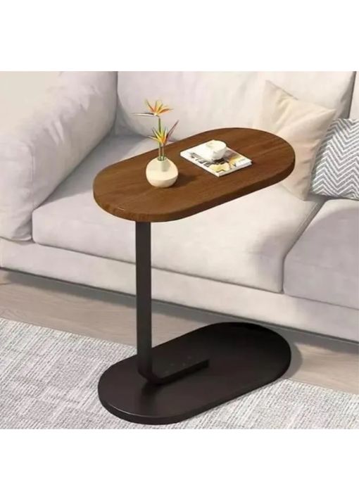 Приліжковий столик із дерев’яною стільницею