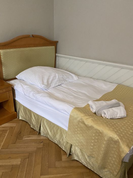 łóżko, toaletka, fotel, krzesła, lustra, biurko, meble