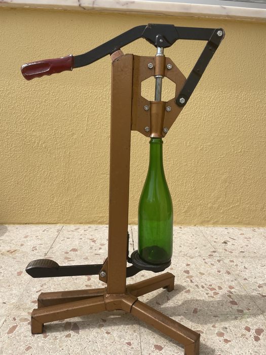 Máquina de engarrafar + garrafas de vidro