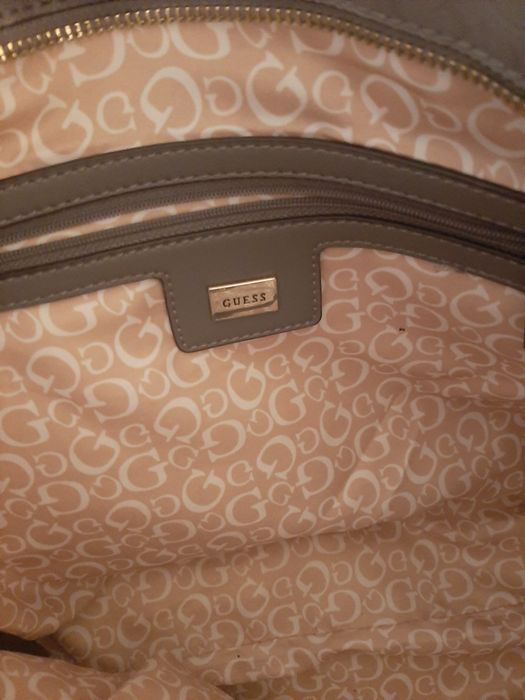 Mala de senhora em cinzento. Guess