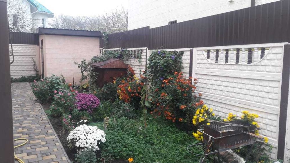 Дом в Червоном Хуторе , в доме остается все, отличное местоположение.