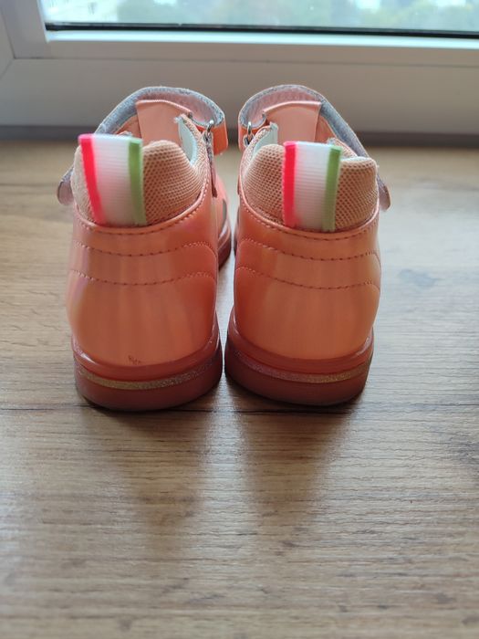 Sandałki dziewczęce rozmiar 26.