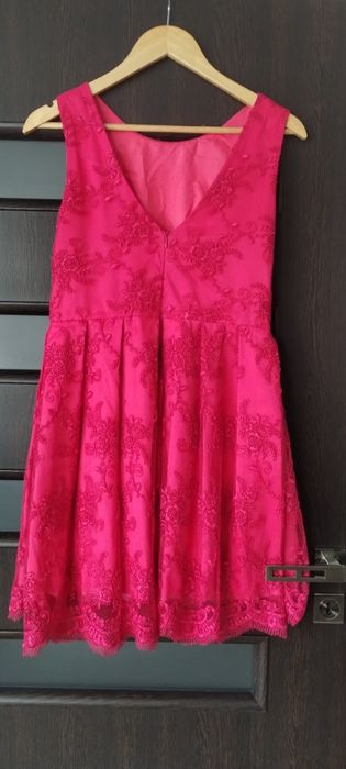 Sukienka malinowa.