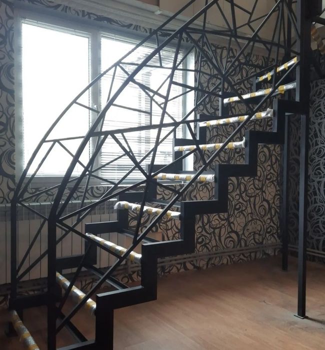 Металеві сходи під замовлення