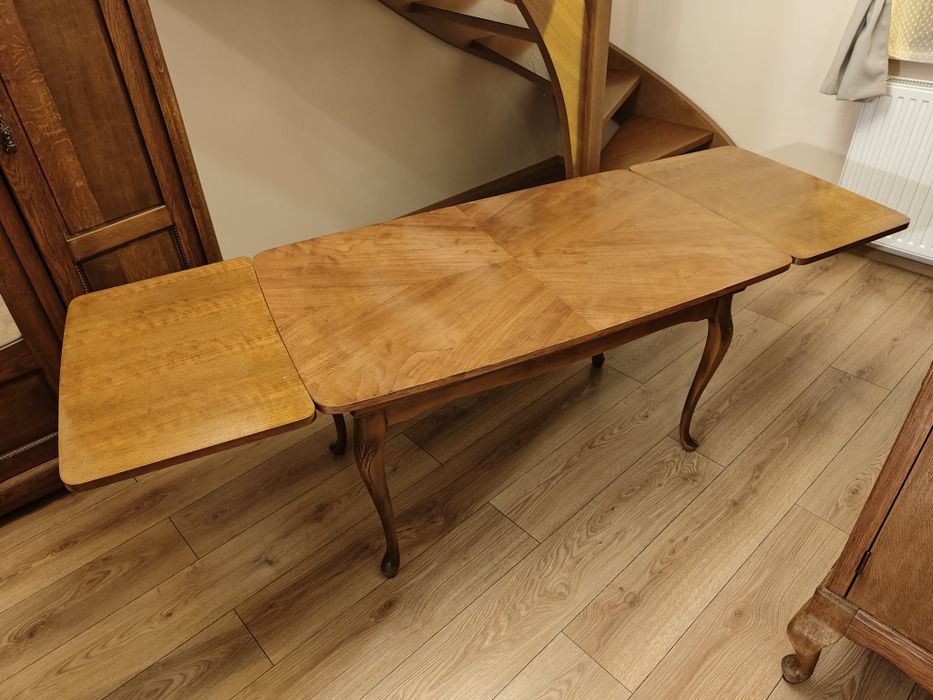 Stylowy drewniany stół – klasyczny, solidny