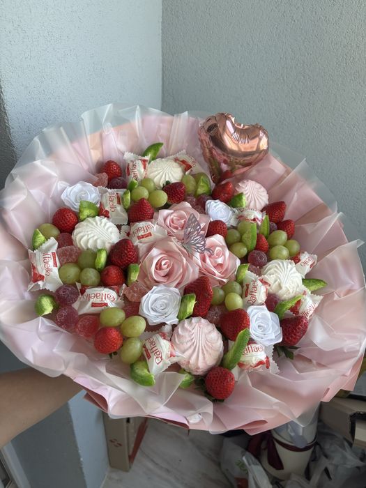 Букети солодкі і солоні Харків на різні свята букет дівчині