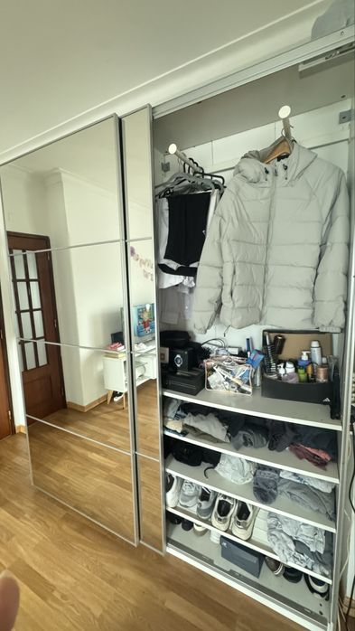 Roupeiro branco com portas de espelho