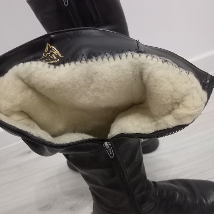 Взуття зимове шкіряне.
