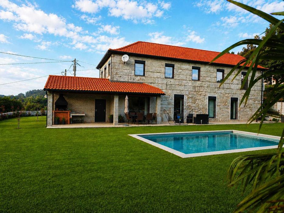 Quintinha com 12.000 m² e casa V3 totalmente renovada – o refúgio perfeito!