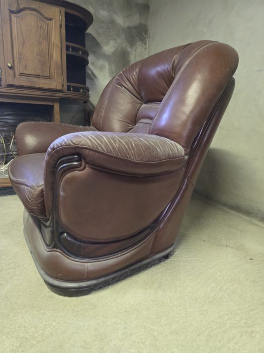 Conjunto de tres sofas e mês de centro