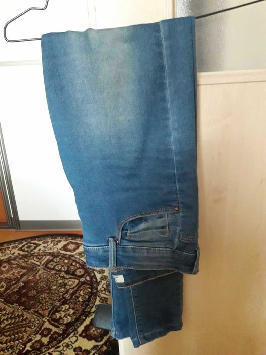Jeansy skinny z dziurą