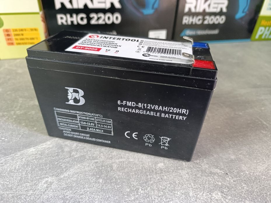 Батарея . акумулятор з робочою напругою 12 В і ємністю 8 А