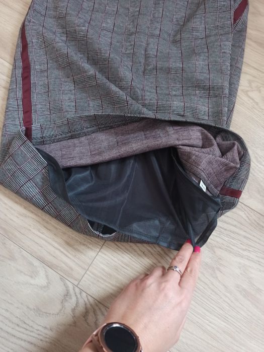 Sportowa elegancka spódnica z lampasem 38