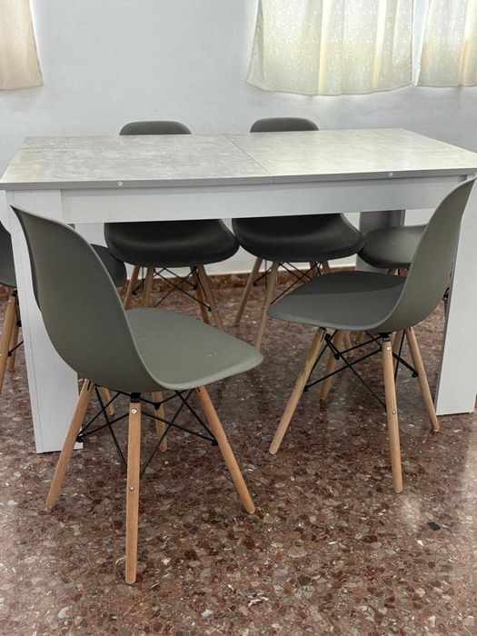 Mesa nova com cadeiras - liquidação total