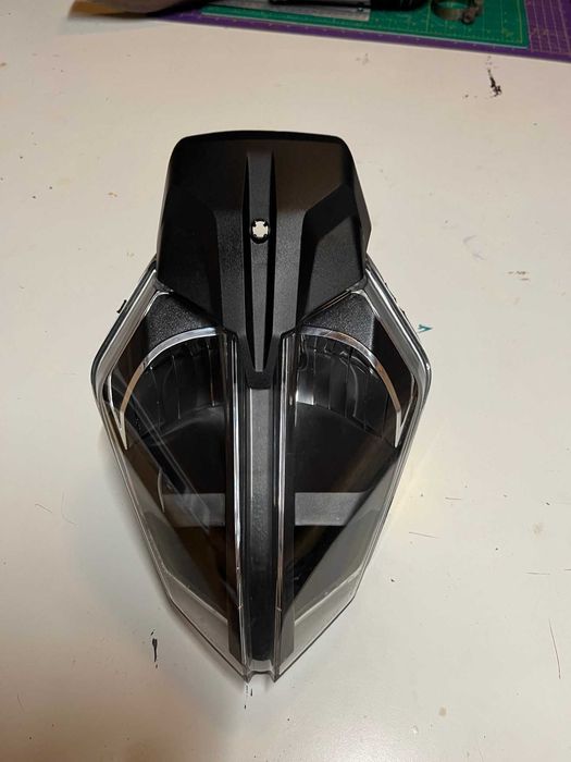 Przednia lampa do motocykla KTM 125 Duke (modele od rocznika 2024).